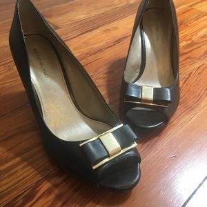 Bandolino 3 inch peep toe wedge with gold bow